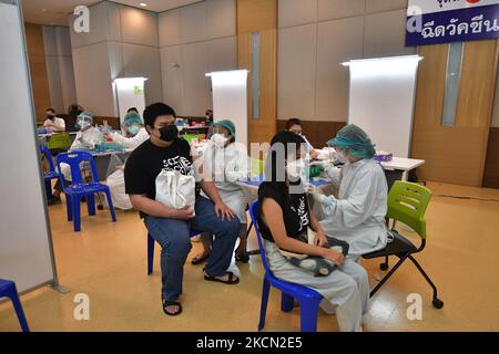 Children receive a dose of a Pfizer BioNtech vaccine at vaccination centre Vajira Hospital on September 21, 2021 in Bangkok, Thailand. Ministry of Public Health started Pfizer BioNtech shots for students aged 12-18 nationwide after planed to reopening the school amid situation of COVID-19 pandemic in Thailand. (Photo by Vachira Vachira/NurPhoto) Stock Photo