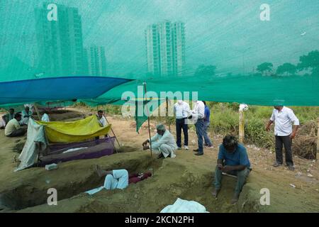 Farmers sit in graves as they stage 'Zameen Samadhi' protest over three farm laws and an increase in land compensation, at Ghaziabad's Mandola village in the northern state of Uttar Pradesh, India on September 21, 2021. (Photo by Mayank Makhija/NurPhoto) Stock Photo