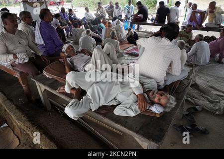 A farmer sleeps during the 'Zameen Samadhi' protest over three farm laws and an increase in land compensation, at Ghaziabad's Mandola village in the northern state of Uttar Pradesh, India on September 21, 2021. (Photo by Mayank Makhija/NurPhoto) Stock Photo