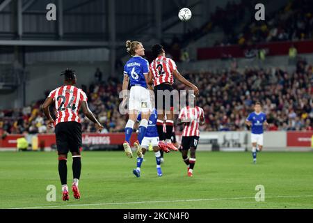 Oldham Athletic's Carl Piergianni tussles with Dominic Thompson of Brentford during the Carabao Cup match between Brentford and Oldham Athletic at the Brentford Community Stadium, Brentford on Tuesday 21st September 2021. (Photo by Eddie Garvey/MI News/NurPhoto) Stock Photo