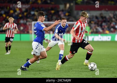 Oldham Athletic's Benny Couto tussles with Mads Roerslev of Brentford during the Carabao Cup match between Brentford and Oldham Athletic at the Brentford Community Stadium, Brentford on Tuesday 21st September 2021. (Photo by Eddie Garvey/MI News/NurPhoto) Stock Photo
