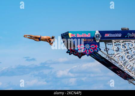 A diver during the dive in Polignano a Mare during the Red Bull Cliff Diving 2021 from the Lama Monachile platform on 22 September 2021. Red Bull Cliff Diving has arrived in Puglia, in Polignano a Mare, in the suggestive glimpse of Lama Monachile. Twelve male and twelve female athletes dived from 27 and 21 meters in a spectacular series of competitive dives. (Photo by Davide Pischettola/NurPhoto) Stock Photo