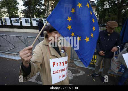 A protester waves an EU flag in front of the Constitutional Tribunal in Warsaw, Poland on September 22, 2021. On Wednesday the Tribunal was set to rule if EU law has primacy of the Polish constitution. The matter concerns a ruling of the Court of Justice of the European Union demanding Poland dismantle a disciplinary chamber which is part of the Supreme Court and is judged by the EU as being a political tool. Today’s hearing will be resumed on September 30 further prolonging one of the most contentious issues between Poland and the EU. (Photo by STR/NurPhoto) Stock Photo