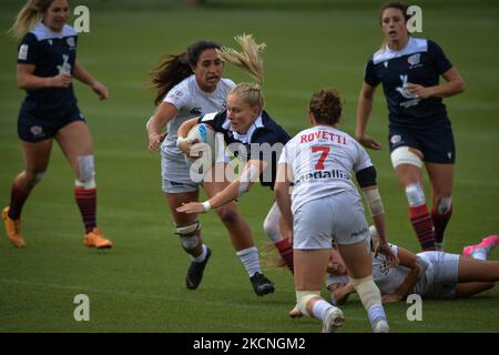 Emma Uren of Great Britain in action, tackled by Kayla Canett (USA) , during Great Britain 7S vs USA 7S, the Cup Final match of the HSBC World Rugby Seven 'Fast Four' women's event, at the Commonwealth Stadium in Edmonton. On Sunday, 26 September 2021, in Edmonton, Alberta, Canada. (Photo by Artur Widak/NurPhoto) Stock Photo