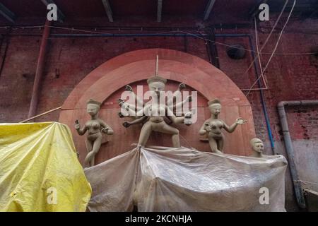 An unfinished idol of Durga as seen at a potters hub in Kolkata , India , on 27 September 2021 . Durga puja is the Hindu festival paying homage to Hindu goddess Durga for her victory over asura name Mahisasur . The festival is a 10 day event usually celebrated at eastern states of West Bengal , Odisha , Bihar , Tripura and also in Bangladesh . (Photo by Debarchan Chatterjee/NurPhoto) Stock Photo