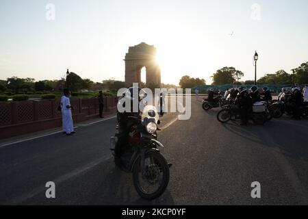 Naval officers receive the motorcycle expedition team of Indian Navy as part of ‘Swarnim Vijay Abhiyan’ at India Gate in New Delhi, India on October 3, 2021. (Photo by Mayank Makhija/NurPhoto) Stock Photo