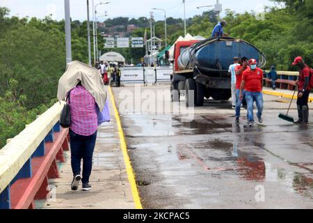 People walk on the international bridge during maintenance works after a container that was obstructing the passage was removed. UreÃ±a, October 08, 2021. As part of the process for the commercial opening of the Colombian-Venezuelan border announced by the Executive Vice-President, Delcy RodrÃguez and Congressman Freddy Bernal, the removal of containers located on the Francisco de Paula Santander international bridge in the municipality of Pedro MarÃa UreÃ±a, in Venezuela, began. Last Monday, October 4, the same action was carried out to remove the containers from the SimÃ³n BolÃvar interna Stock Photo