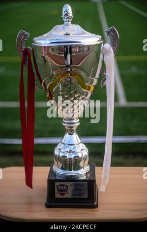 The Premier League Trophy on display on the centre during the SGB Premiership Grand Final 1st Leg between Belle Vue Aces and Peterborough Panthers at the National Speedway Stadium, Manchester on Monday 11th October 2021. (Photo by Ian Charles/MI News/NurPhoto) Stock Photo