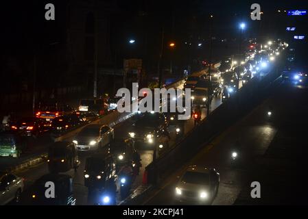 Commuters make their way through a traffic jam at night during Covid-19 Coronavirus pandemic in Dhaka, Bangladesh, on October 13, 2021.Last 10 years in Dhaka, average traffic speed has dropped from 21 km/hour to 7 km/hour, only slightly above the average walking speed. Congestion in Dhaka eats up 3.2 million working hours per day according to static reports. (Photo by Mamunur Rashid/NurPhoto) Stock Photo