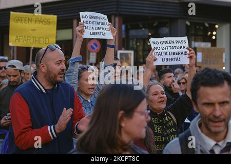 protesters with placards against the obligation of the GreenPass. No Vax and No Green Pass protesters protested in Padua, Italy, on October 16, 2021 amid the coronavirus pandemic. Italy makes the mandatory use of 'Green Pass' in all workplaces. Last week, a group of anti-vaccine protesters, including extreme right-wing party Forza Nuova caused chaos in Rome. (Photo by Roberto Silvino/NurPhoto) Stock Photo