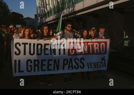 students of the University of Padua protest against the obligation of the GreenPass. No Vax and No Green Pass protesters protested in Padua, Italy, on October 16, 2021 amid the coronavirus pandemic. Italy makes the mandatory use of 'Green Pass' in all workplaces. Last week, a group of anti-vaccine protesters, including extreme right-wing party Forza Nuova caused chaos in Rome. (Photo by Roberto Silvino/NurPhoto) Stock Photo