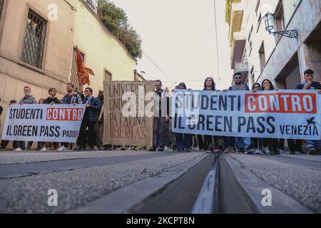 students of the University of Padua protest against the obligation of the GreenPass. No Vax and No Green Pass protesters protested in Padua, Italy, on October 16, 2021 amid the coronavirus pandemic. Italy makes the mandatory use of 'Green Pass' in all workplaces. Last week, a group of anti-vaccine protesters, including extreme right-wing party Forza Nuova caused chaos in Rome. (Photo by Roberto Silvino/NurPhoto) Stock Photo