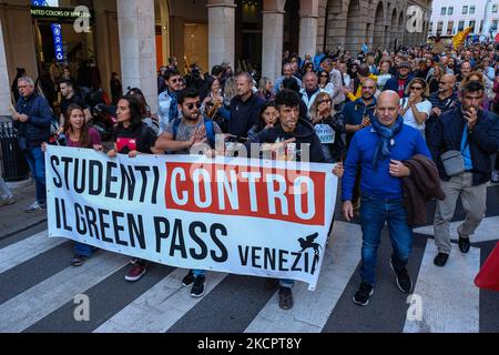 students of the University of Padua protest against the obligation of the GreenPass. No Vax and No Green Pass protesters protested in Padua, Italy, on October 16, 2021 amid the coronavirus pandemic. Italy makes the mandatory use of 'Green Pass' in all workplaces. Last week, a group of anti-vaccine protesters, including extreme right-wing party Forza Nuova caused chaos in Rome. (Photo by Roberto Silvino/NurPhoto) Stock Photo