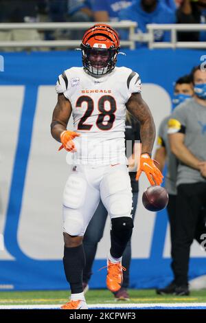 Cincinnati Bengals running back Joe Mixon (28) greets military