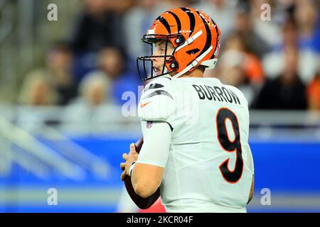 Cincinnati Bengals' Joe Burrow leads a team huddle on the field during a  drill at the NFL football team's minicamp in Cincinnati, Friday, June 14,  2023. (AP Photo/Aaron Doster Stock Photo - Alamy