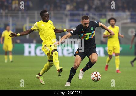 Stefan de Vrij of FC Internazionale fights for the ball against Adama Traore of FC Sheriff Tiraspol during the UEFA Champions League 2021/22 Group Stage - Group D football match between FC Internazionale and FC Sheriff Tiraspol at Giuseppe Meazza Stadium, Milan, Italy on October 19, 2021 (Photo by Fabrizio Carabelli/LiveMedia/NurPhoto) Stock Photo