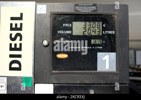 A man has put for €33 (20 liters) of gasoline in his car. The French government prepares to announce a plan to help consumers to pay their bill of fuel as energy prices skyrocketed after the Covid-19 pandemic. The price of fuel is nearly an all time high. The Macron's government want to subsidy the use of fossil fuels to help people. They fear a resumtion of the Gilets Jaunes protests which began nearly three years ago about the price of gasoline as the french campaign for presidential election will really begin in the next months. Toulouse. France. October 20th 2021. (Photo by Alain Pitton/Nu Stock Photo