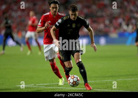 Benjamin Pavard of Bayern Muenchen (R ) vies with Darwin Nunez of SL Benfica during the UEFA Champions League group E football match between SL Benfica and FC Bayern Muenchen at the Luz stadium in Lisbon, Portugal on October 20, 2021. (Photo by Pedro FiÃºza/NurPhoto) Stock Photo