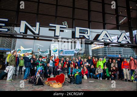 Climate Miles participants and members from the Grandparents for Climate organization are posing for the cameras outside of the station, before the Climate Miles participants depart from the Rotterdam station to COP26 in Glasgow, on October 25th, 2021. (Photo by Romy Arroyo Fernandez/NurPhoto) Stock Photo