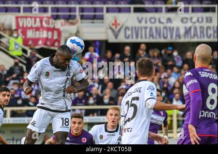 Artemio Franchi stadium, Florence, Italy, October 31, 2021, Lorenzo Venuti ( Fiorentina) and Mbala Nzola (Spezia) during ACF Fiorentina vs Spezia Cal  Stock Photo - Alamy