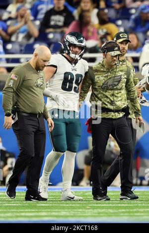 East Rutherford, New Jersey, USA. 5th Dec, 2021. Philadelphia Eagles tight  ends Tyree Jackson (80) and Jack Stoll (89) warmup prior to game against  the New York Jets at MetLife Stadium in