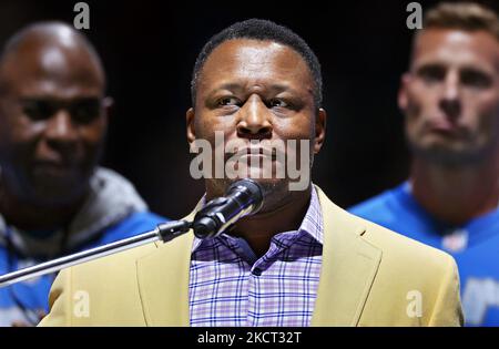 Former Detroit Lions player Barry Sanders speaks during the Pride of the Lions ceremony honoring former Detroit Lions player Chris Spielman at halftime of an NFL football game between the Detroit Lions and the Philadelphia Eagles in Detroit, Michigan USA, on Sunday, October 31, 2021. (Photo by Amy Lemus/NurPhoto) Stock Photo