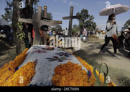 A decorated tomb inside the cemetery of San Antonio Tecomitl, Tláhuac, on the occasion of the Day of the Dead in Mexico during the COVID-19 health emergency and the green epidemiological traffic light in the capital. (Photo by Gerardo Vieyra/NurPhoto) Stock Photo
