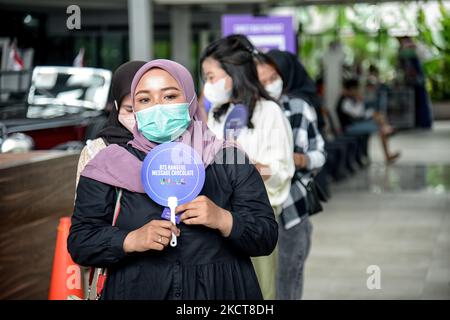 An Indonesian fan of South Korean K-pop boy band BTS queue outside a to order a BTS chocolate at Boxies 123 Mall in Bogor, West Java, on November 4, 2021. (Photo by Adriana Adie/NurPhoto) Stock Photo