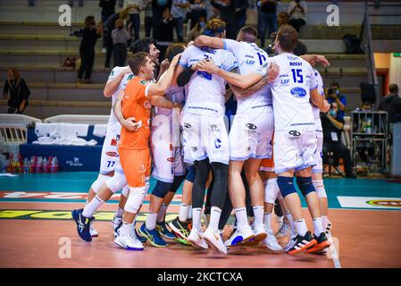 Top Volley Cisterna esultanza during the Volleyball Italian Serie A Men Superleague Championship Top Volley Cisterna vs Tonno Callippo Vibo Valentia on November 06, 2021 at the Palasport in Cisterna, Italy (Photo by Bianca Simonetti/LiveMedia/NurPhoto) Stock Photo