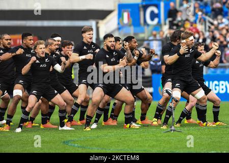 All Blacks/New Zealand team performing Haka “Ka Mate” before the 2021 Rugby Autumn Nations Series match between Italy and All Blacks/New Zealand at the Olimpic Stadium (Stadio Olimpico) in Rome, Italy, on November 6, 2021. (Photo by Lorenzo Di Cola/NurPhoto) Stock Photo