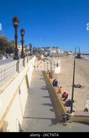 Spain, Andalusia, Cadiz, paseo maritimo, young woman reading on a ...