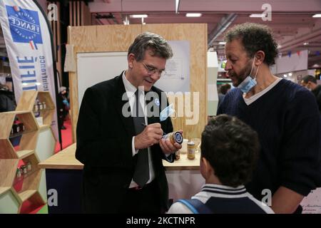 France's former PS (Socialist Party) Economy Minister and left-wing candidate for the 2022 French presidential election Arnaud Montebourg (C), is selling honey produced in France by his company, Bleu Blanc Ruche (bleu white hive) to visitors at the Made in France Fair, a show-window of French know-how at Porte de Versailles in Paris, on November 11, 2021. (Photo by Michel Stoupak/NurPhoto) Stock Photo