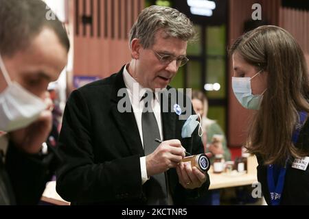 France's former PS (Socialist Party) Economy Minister and left-wing candidate for the 2022 French presidential election Arnaud Montebourg (C), is selling honey produced in France by his company, Bleu Blanc Ruche (bleu white hive) to visitors at the Made in France Fair, a show-window of French know-how at Porte de Versailles in Paris, on November 11, 2021. (Photo by Michel Stoupak/NurPhoto) Stock Photo