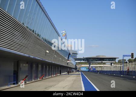 General view of pite lane during the test of the new MotoGP season 2022 at Circuito Jerez - Angel Nieto on November 18, 2021 in Jerez de la Frontera, Spain. (Photo by Jose Breton/Pics Action/NurPhoto) Stock Photo