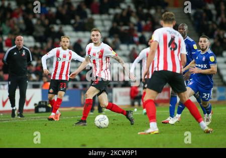 Sunderland's Carl Winchester passes to Sunderland's Callum Doyle during the Sky Bet League 1 match between Sunderland and Ipswich Town at the Stadium Of Light, Sunderland on Saturday 20th November 2021. (Photo by Michael Driver/MI News/NurPhoto) Stock Photo