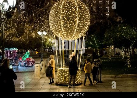 People went to see the Christmas decorations at Syntagma square in Athens, Greece on November 22, 2021. (Photo by Nikolas Kokovlis/NurPhoto) Stock Photo