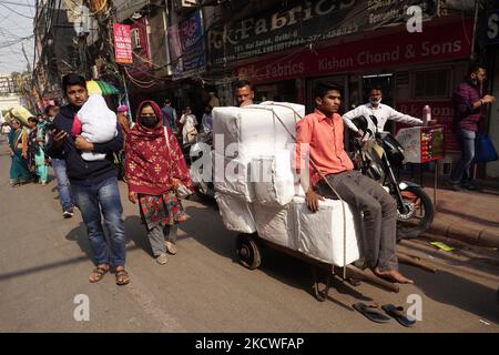 A worker sits on a handcart loaded with goods at a market in New Delhi, India on November 24, 2021. The Reserve Bank of India forecasts 9.5 per cent GDP growth this fiscal year, while the average projection ranges between 8.5 per cent and 10 per cent, from the earlier estimate of 8 per cent for calendar year 2022. (Photo by Mayank Makhija/NurPhoto) Stock Photo