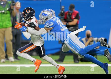 Chicago, Illinois, USA. 03rd Oct, 2021. - Bears #11 Darnell Mooney catches  the ball before the NFL Game between the Detroit Lions and Chicago Bears at  Soldier Field in Chicago, IL. Photographer: