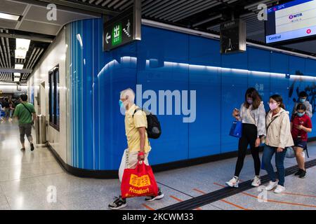 Hong Kong, China, 26 Nov 2021, Commuters switch trains in Admiralty station. (Photo by Marc Fernandes/NurPhoto) Stock Photo