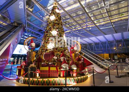 Hong Kong, China, 26 Nov 2021, Christmas decorations under the HSBC tower. (Photo by Marc Fernandes/NurPhoto) Stock Photo