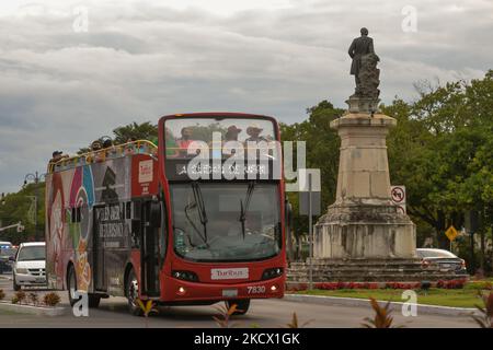 Tourist Tour bus on Paseo de Montejo, a notable avenue of Mérida. On Tuesday, November 30, 2021, in Merida, Yucatan, Mexico. (Photo by Artur Widak/NurPhoto) Stock Photo