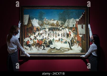 LONDON, UNITED KINGDOM - DECEMBER 03, 2021: Staff members hold [...] during a photo call presenting the highlighs from Classic Week at Christie's auction house on December 03, 2021 in London, England. (Photo by WIktor Szymanowicz/NurPhoto) Stock Photo