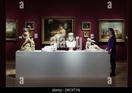 LONDON, UNITED KINGDOM - DECEMBER 03, 2021: A staff member looks at marble bust depicting Roman Emperor Vespasian (Italy, second half of 18 th century) (C), estimate: £5,000-8,000, during a photo call presenting the highlighs from Classic Week online sales at Christie's auction house on December 03, 2021 in London, England. (Photo by WIktor Szymanowicz/NurPhoto) Stock Photo