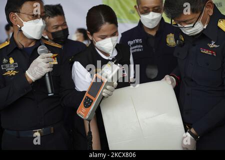 Thai Customs Department show the result of machine test as they seized 897 kilograms of crystal methamphetamine worth 2.7 billion baht ($79,733,079) after Thai customs intercepted packages headed for Taiwan, in Bangkok, Thailand, 04 December 2021. (Photo by Anusak Laowilas/NurPhoto) Stock Photo