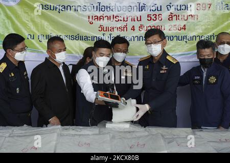 Thai Customs Department show the result of machine test as they seized 897 kilograms of crystal methamphetamine worth 2.7 billion baht ($79,733,079) after Thai customs intercepted packages headed for Taiwan, in Bangkok, Thailand, 04 December 2021. (Photo by Anusak Laowilas/NurPhoto) Stock Photo