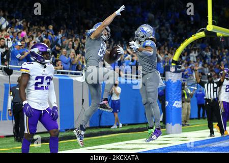 DETROIT, MI - DECEMBER 11: Minnesota Vikings TE T.J. Hockenson (87)  wrangles a catch in the game between Minnesota Vikings and Detroit Lions on December  11, 2022 in Detroit, MI (Photo by