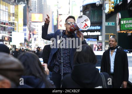 Demonstrators listen as an activist chants and makes his case against the COVID-19 vaccinations in Times Square on December 5, 2021 in New York City, USA. Following a speech and song by an activist people chanted several times “we will not comply”. (Photo by John Lamparski/NurPhoto) Stock Photo