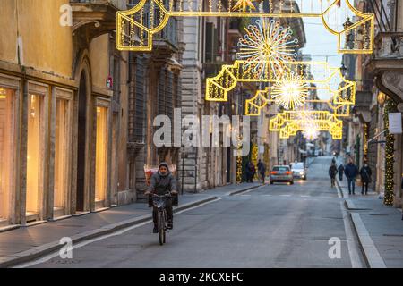 Christmas lights up in the streets of the centre of Rome, as is tradition every year on 8 December. Daily life in the streets of central Rome during the Christmas period with many tourists in the main streets. Via dei Condotti, lit up for the Christmas period (Photo by Riccardo Fabi/NurPhoto) Stock Photo