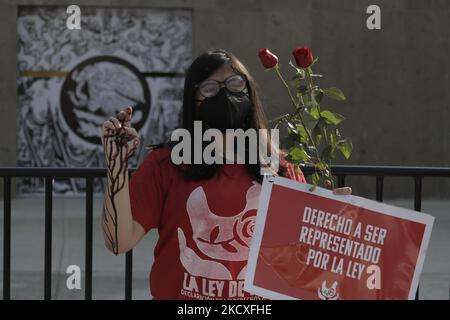 Activist from Direct Action Everywhere Mexico City, holds a sign and roses while demonstrating outside the Chamber of Deputies in Mexico City against exploitation in the animal industry and in favour of Rose's Law during the COVID-19 health emergency in the capital. (Photo by Gerardo Vieyra/NurPhoto) Stock Photo