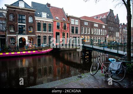 Apart from Amsterdam, Leiden’s inner city has the greatest number of waterways and bridges in the country. On December 9th, 2021. (Photo by Romy Arroyo Fernandez/NurPhoto) Stock Photo